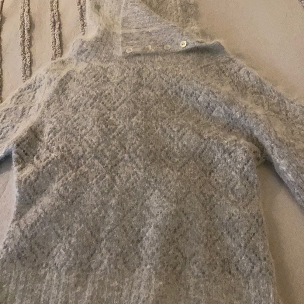 Cute soft sweater in excellent condition.